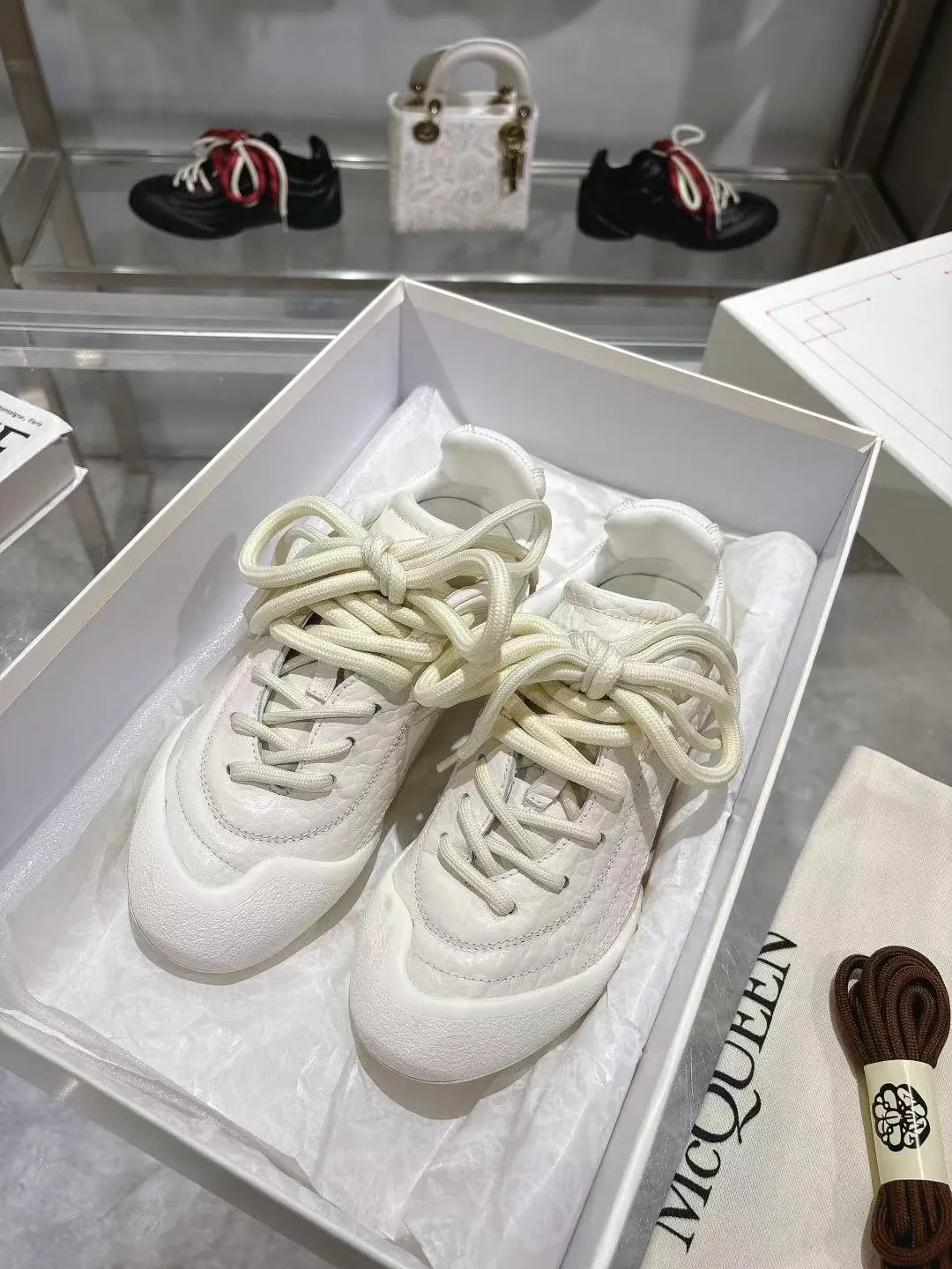 p580💰Couple model 𝐀𝐥𝐞𝐱𝐚𝐧𝐝𝐞𝐫 𝐌𝐜𝐐𝐮𝐞𝐞𝐧#/Alexander McQueen’s latest Flexion series, retro, casual, sneakers, original purchase, development, production, this Flexion Off Low-top sneakers in white grained leather with varying sized laces and an anatomically inspired lightweight segmented sole. The reverse skull pattern is embossed on the heel. Fabric: Original customized imported first-layer cowhide. Lining: Customized imported breathable mesh lining. Sole: Original open-molded non-slip TPU material. Bottom thickness: 2CM. Size: #Female size 35-40 (40 customized, non-refundable) #Men’s code 39-45 (45 customized, non-refundable)